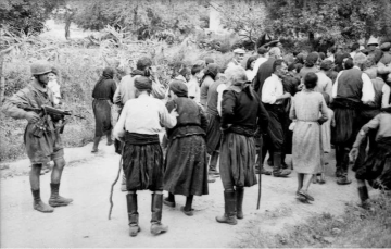 Οι ναζιστικές δυνάμεις εκτελούν άμαχους στο Κοντομαρί της Κρήτης